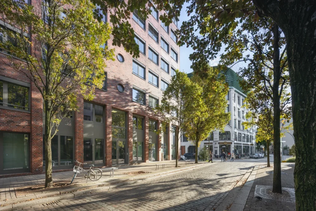 Straßenansicht der Hafenklinik Hamburg mit Backsteinfassade