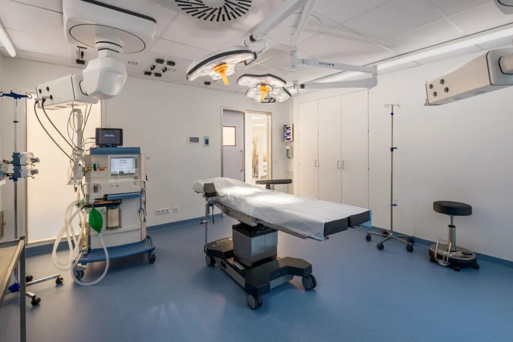 Operationssaal der Hafenklinik Hamburg mit OP-Tisch und OP-Leuchte